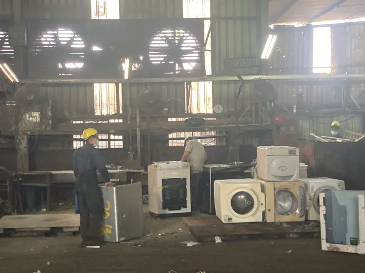 弘光廠內的家電拆解作業。陳宏銘攝