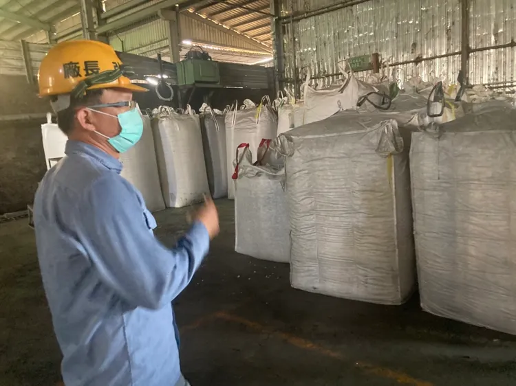 弘光拆解回收物後的塑膠顆粒等資源，先集中太空包中再研發利用。陳宏銘攝