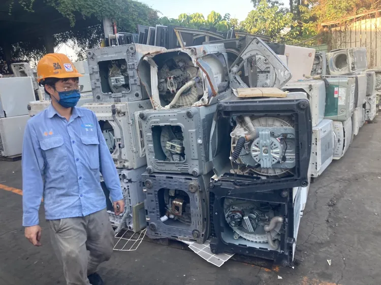 弘光回收的大型家電，拆解後塑膠顆粒等可再製成資源循環利用。陳宏銘攝