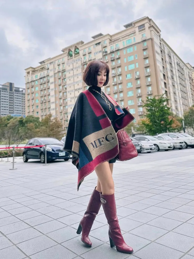 陳美鳳有意境地在路邊街拍。翻攝陳美鳳臉書