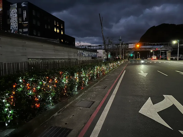 海科館周圍道路已裝飾燈光慶聖誕。翻攝畫面