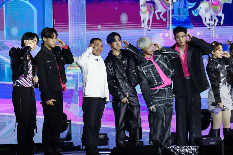 五堅情與新北巿長侯友宜。彭欣偉攝