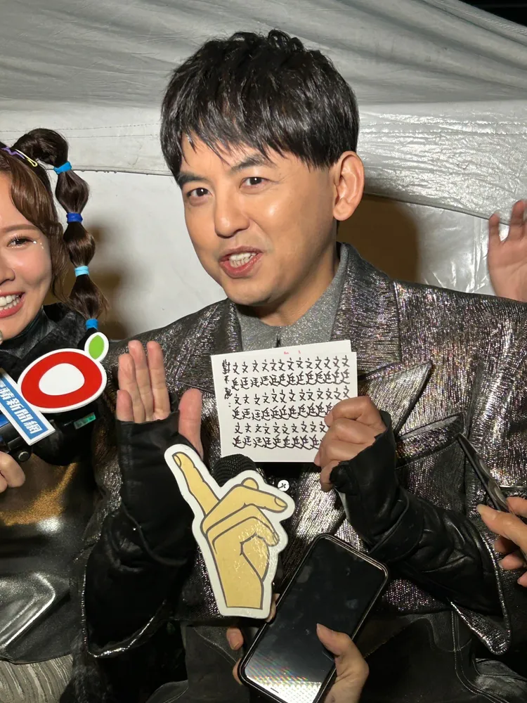 黃子佼秀出在後台罰寫黃文廷名字的手卡。陳德興攝