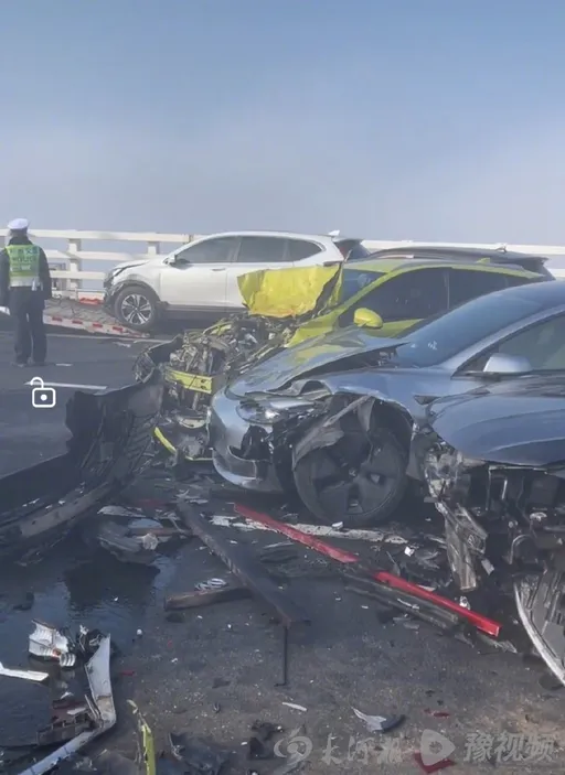 河南鄭州濃霧中連環車禍　目擊者：100多輛車撞爛了