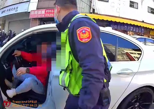 BMW綠燈不走又狠撞警車 悍警破窗「又不是我」喝茫男被壓制