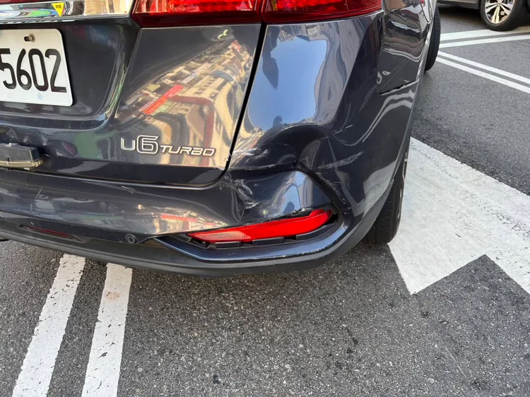 巡邏警車車尾遭BMW撞擊。讀者提供