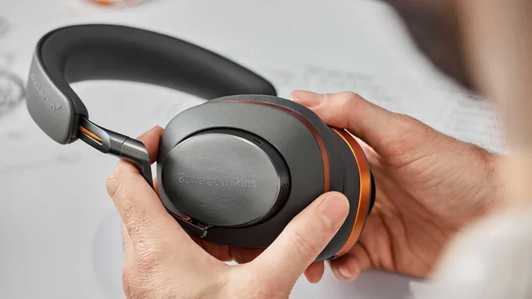 Bowers ＆ Wilkins Px8 McLaren edition耳機要價799美元。原廠提供