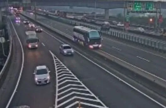 遊覽車司機在車道上倒車。翻攝畫面