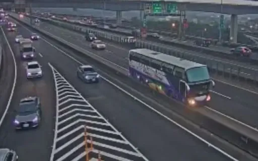 遊覽車這原因竟快速道路上倒退嚕 扯到爆!駕駛違規行為荷包得掏3至6千元
