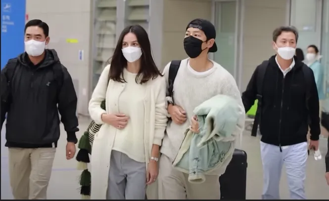 宋仲基（右二）和女友本月初一起從新加坡回到韓國。翻攝Newsen