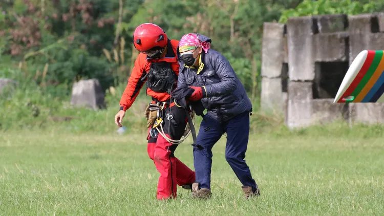 黑鷹直升機馳援救出右腳受傷且失溫的登山客送醫。空勤提供