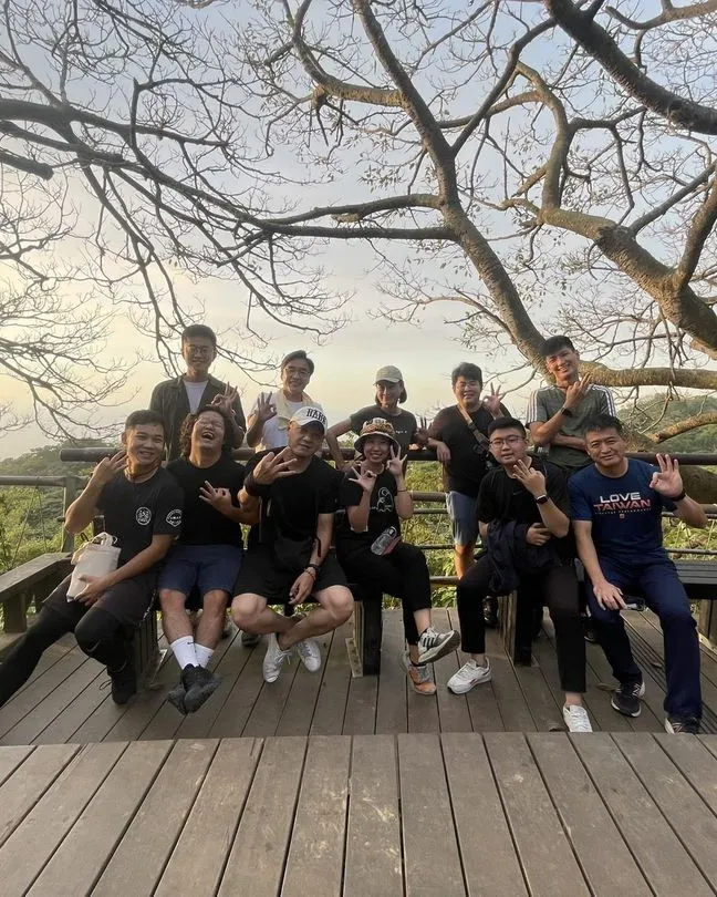 柯志恩與競選團隊伙伴選後爬柴山。翻攝自臉書柯志恩