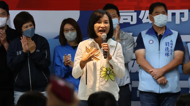 柯志恩今早參加感恩茶會，指未來在高雄不只搭公車，也會騎摩扶車與腳踏車。侯昌騰攝