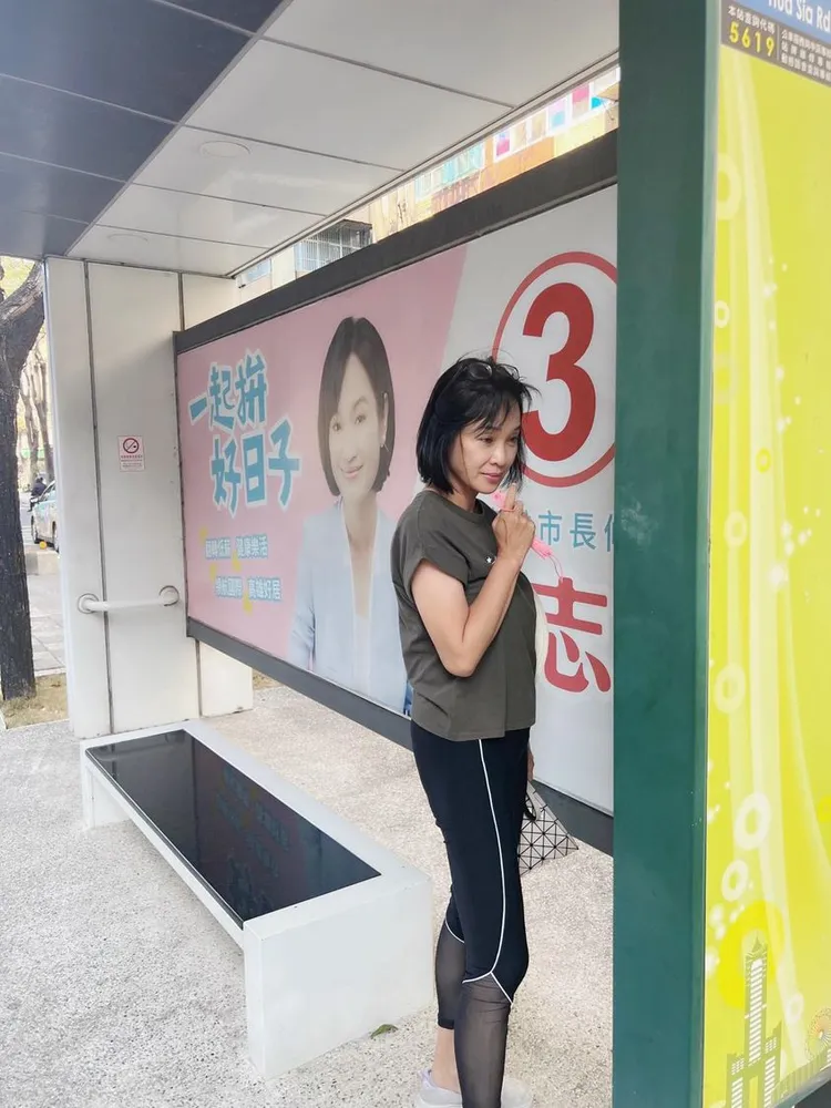 柯志恩今早在臉書貼出等公車照。翻攝自臉書柯志恩