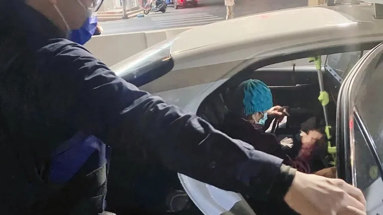 北辰所警員黃俊賢、蔡憲奇主動開車護送老婦平安返家。警方提供