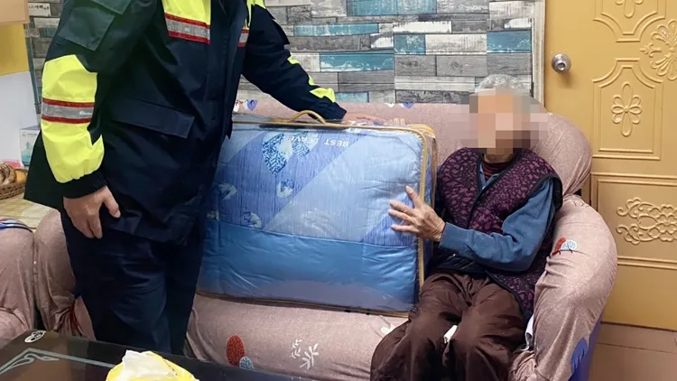 寒流來襲清晨最低溫僅9度，暖警送被關懷轄區獨居老阿嬤。警方提供
