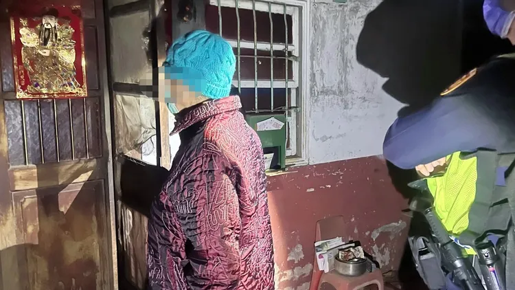 天寒地凍，員警發現老婦人徒步從雲林北港走回嘉義六腳，熱心載老婦人回家。警方提供
