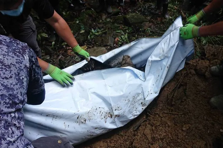 林管處人員檢視黑熊大體，發現黑熊遭人槍殺。資料照