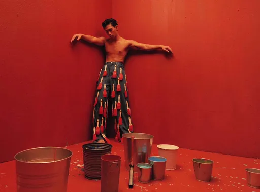 柏霖身上詭異黏滿火焰百合 裸體潑顏料寒流不喊冷