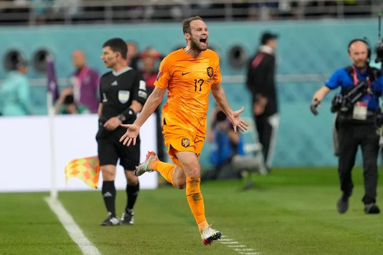 荷蘭布林德Daley Blind在46分鐘闖入中場接獲隊友傳球成功破門。美聯社