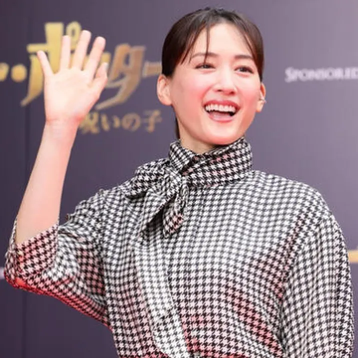 綾瀨遙與佐藤健是否閃婚成為近日熱門討論話題。翻攝hotarururu.ayaseharuka IG