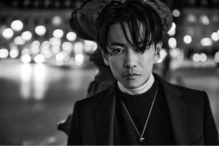 佐藤健佩戴MIKIMOTO珍珠項鍊拍攝《Beyond》寫真書，傳遞人與自然共存的想法。翻攝MIKIMOTO IG