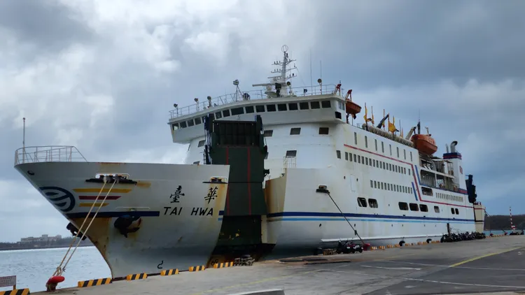 因天候預報不佳致今天宣布停航的台華輪，還停在馬公港碼頭，等明天開航。許逸民攝