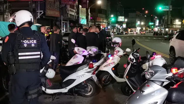 現場聚集多人鼓譟，被警方驅離。陸運鋒攝