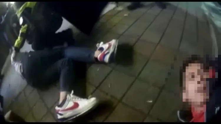 4名男子遭到警方壓制。翻攝畫面