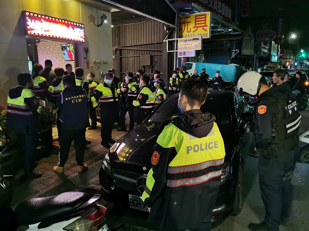 凌晨三重運動酒吧發生糾紛，大批警力到場。陸運鋒攝