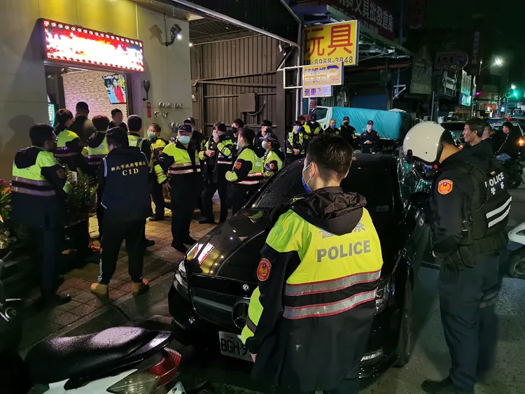 凌晨三重運動酒吧發生糾紛，大批警力到場。陸運鋒攝