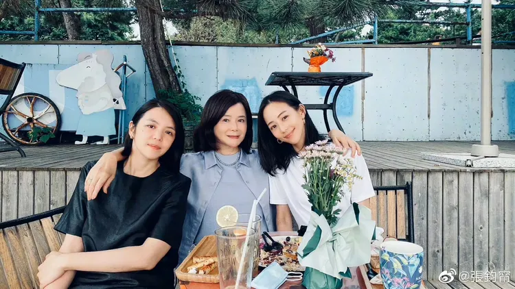 張鈞甯（右起）和媽媽、姊姊難得在青島相聚。翻攝張鈞甯微博