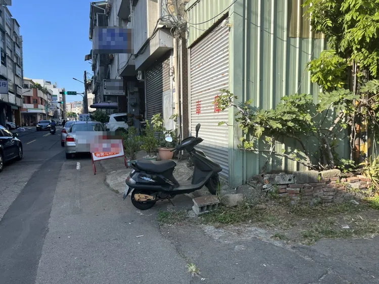 紀先生檢舉振興路他住處附近「有一半騎樓被佔用」，市府表示已有數十件查報。周庭慶攝