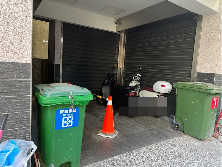 紀先生檢舉振興路「有一半騎樓被佔用」，市府表示已有數十件查報，並將依序處理。周庭慶攝