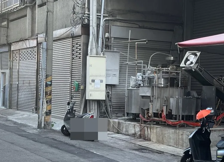 紀先生指控，住處附近舉目可見被佔用的騎樓。周庭慶攝