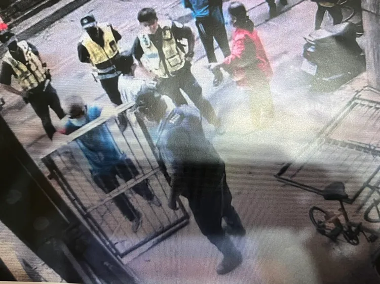 警方及都發局人員共同至紀先生強制拆除佔用騎樓的欄杆。紀先生提供