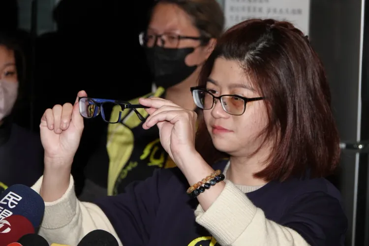 受傷女執事出示當天被揮斷的鏡架。陳德興攝