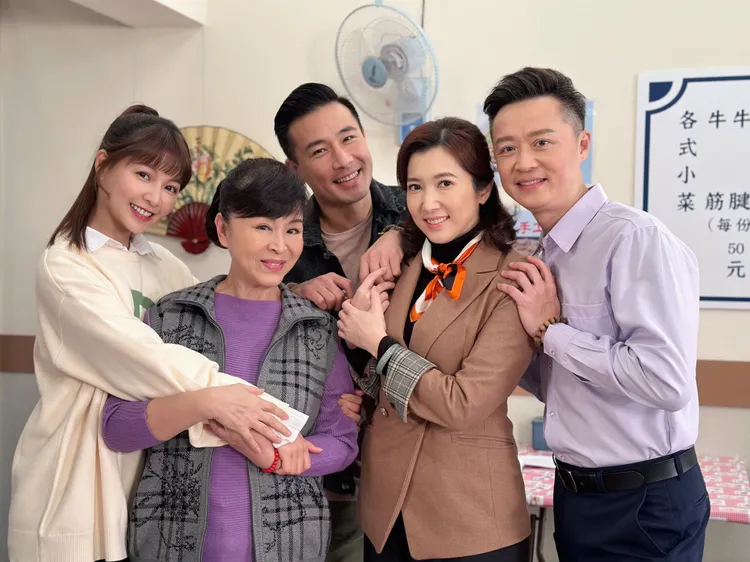 謝京穎開拍前還先約大家拍合照。民視提供