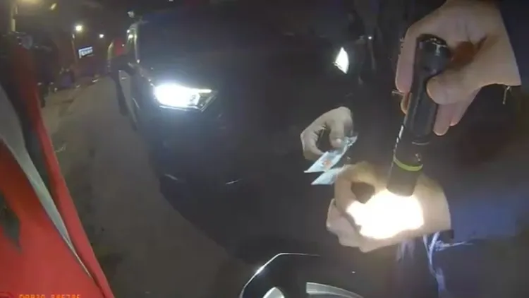 警方在柯男身上及機車置物廂內搜到海洛因與注射針筒。讀者提供