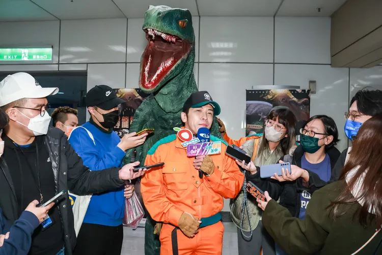 東諺受訪時，後方恐龍不時尖叫救援。趙世平攝