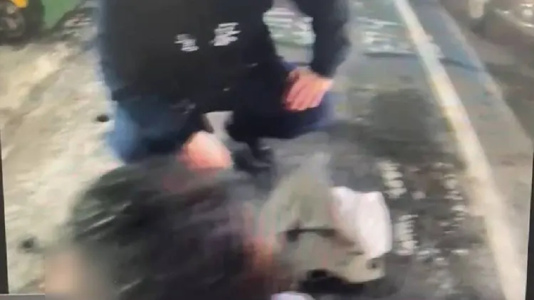 警方在姚男面前清點包包內財物，發現僅有8000元。讀者提供