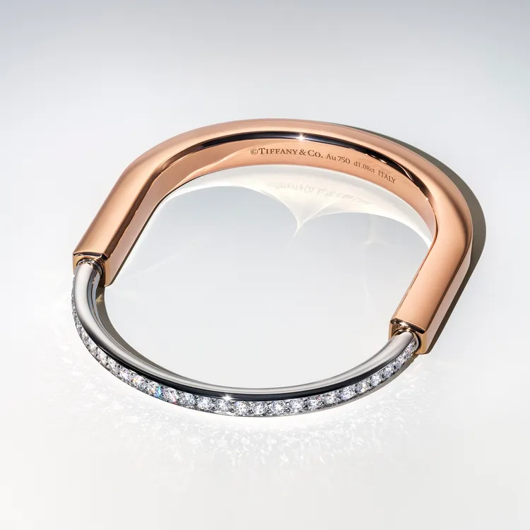 Tiffany Lock 18K白金與玫瑰金鑲鑽手鐲，38萬4000元。品牌提供