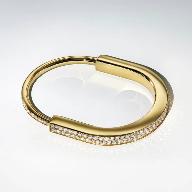 Tiffany Lock 18K金鋪鑲鑽石手鐲，94萬9000元。品牌提供