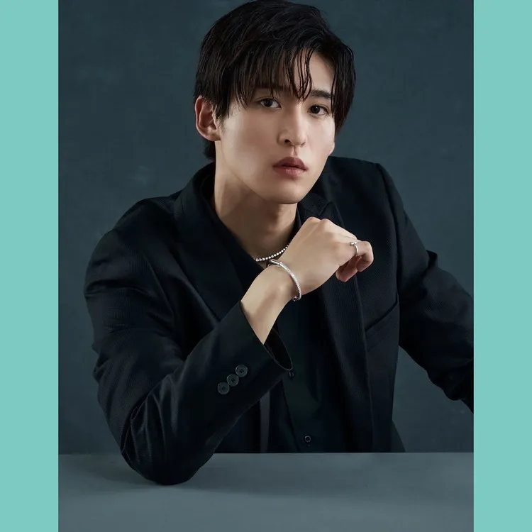 日本傑尼斯男團「Snow Man」成員目黑蓮，以Tiffany Lock手環提升整體穿搭的瀟灑氣場。翻攝snowman_official_j IG