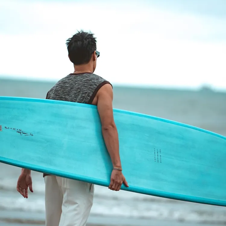 楊祐寧套上兩只總價約76萬元的Tiffany Lock鑲鑽手環，用他熱衷的衝浪運動為情境，把奢華珠寶戴出隨興感十足的個人態度。翻攝yoyang IG