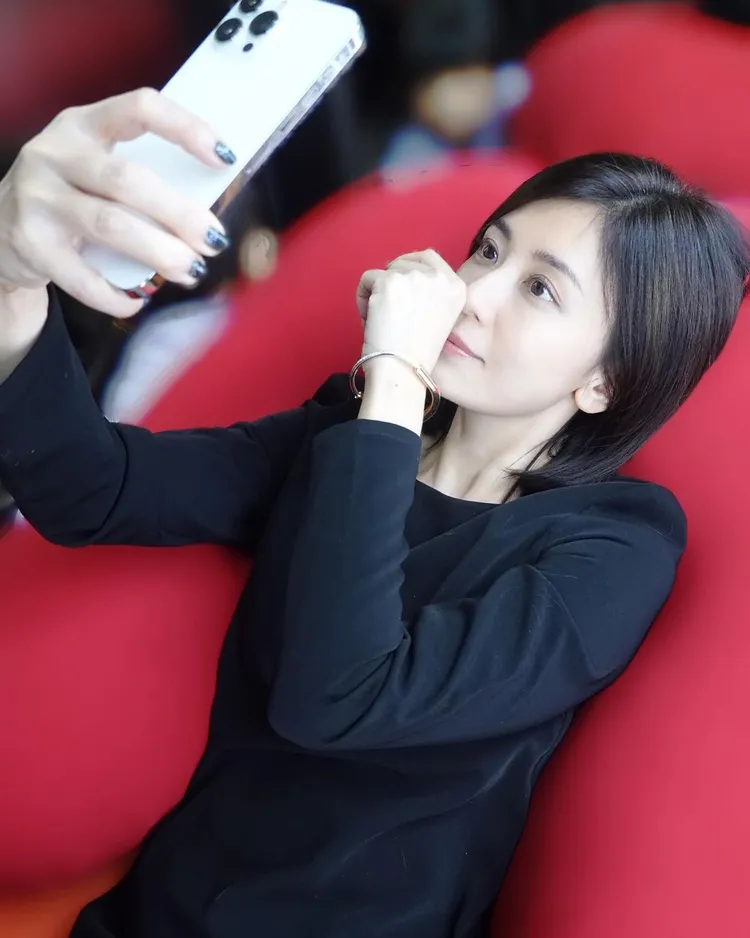 雙金影后賈靜雯在IG發文中大讚Tiffany Lock系列不被性別框架所侷限的設計，直喊：「真的好帥哦！」翻攝alyssachia IG