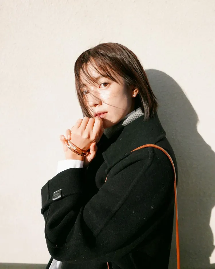 韓國氣質女星韓孝周亦對Tiffany Lock系列手環的簡約魅力情有獨鍾。翻攝hanhyojoo222 IG