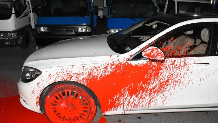 王男遭誤認在千萬梅巴赫賓士車潑紅漆，為蒙男等6人砍成重傷住進加護病房。資料照片