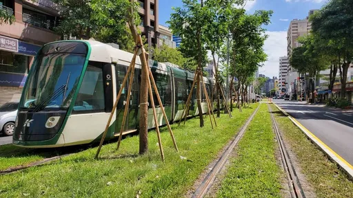 全台地震高雄3級搖很大　輕軌定格！捷運一度停駛