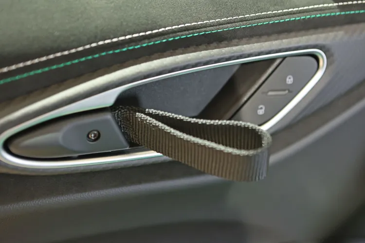 為求輕量化，門板上的門把開關以拉環取代。翁玉信攝